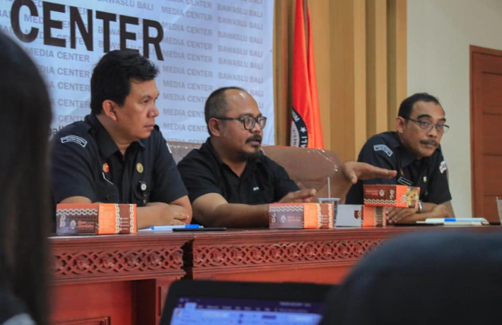 Rapat kerja membahas timeline kegiatan Divisi Pengawasan rencana kerja anggaran Pilkada tahun 2020 p