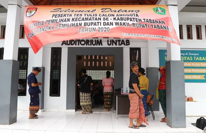 Badan Pengawas Pemilu ( Bawaslu) Kabupaten Tabanan mengawasi proses seleksi tes tertulis anggota lem