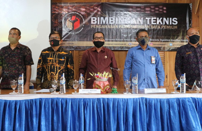 Bawaslu Tabanan Bimtek Panwascam dan memberikan Strategi Pengawasan Coklit Data Pemilih