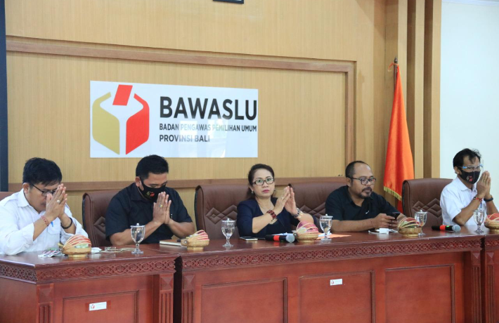 Rapat "Penulisan Riset Evaluasi Pengawasan Pilkada Serentak Tahun 2015 – 2020