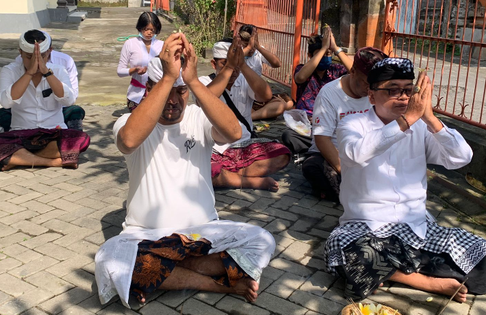 Upacara Danu Kerthi, Bawaslu Tabanan Laksanakan Persembahyangan dan Tebar Benih Ikan