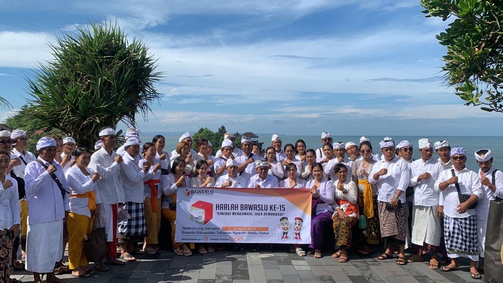 Maknai HUT Bawaslu RI, Bawaslu Tabanan Laksanakan Persembahyangan Bersama
