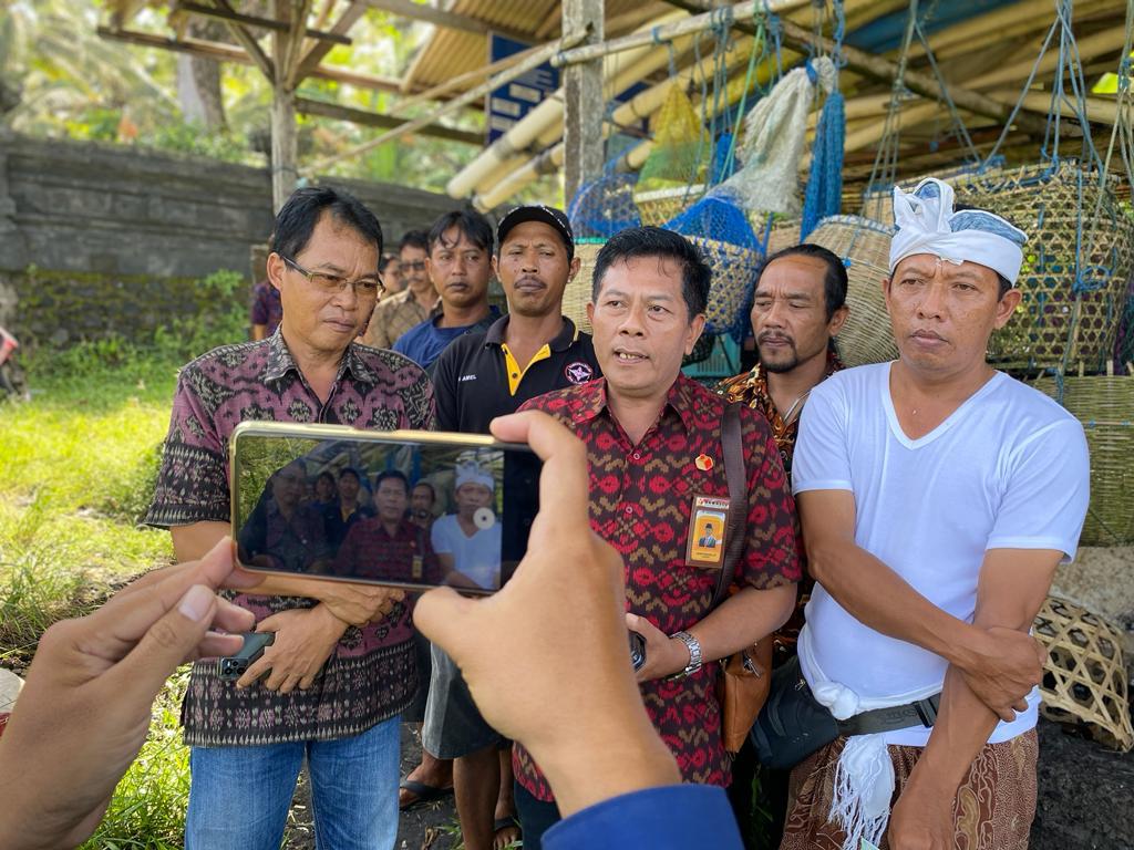 Bawaslu Tabanan Kawal Hak Pilih, Kunjungi Nelayan di Pantai Soka