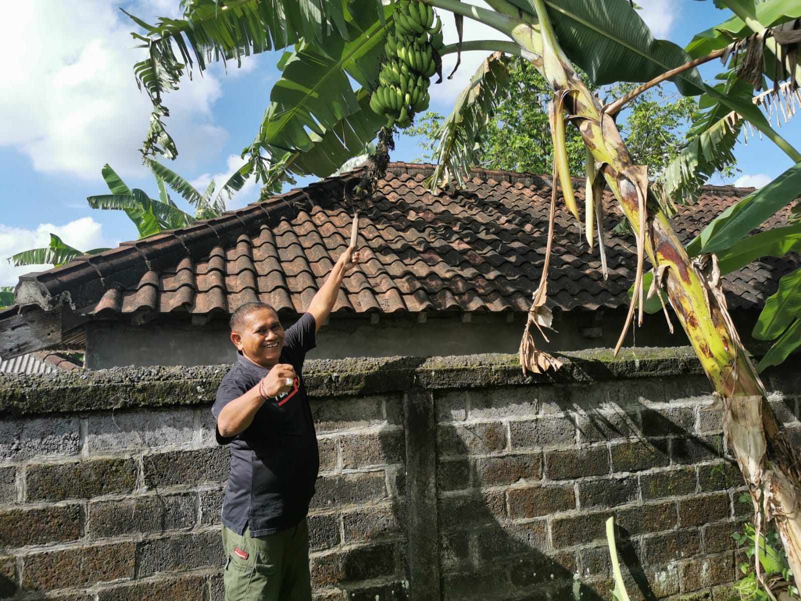 Ditengah Padatnya Jadwal Pengawasan, Bawaslu Tabanan Menyempatkan Untuk Bersih-bersih Lingkungan Kantor