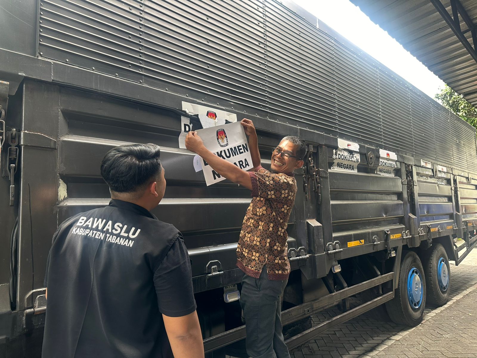 Bawaslu Kabupaten Tabanan mengawasi Pengiriman Surat Suara DPRD Kabupaten Tabanan