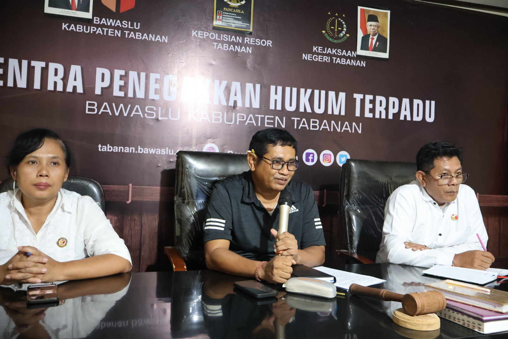 Tingkatkan Literasi Pemilihan, Bawaslu Kabupaten Tabanan Gelar Rapat dengan sekretariat dalam pemilihan serentak Tahun 2024