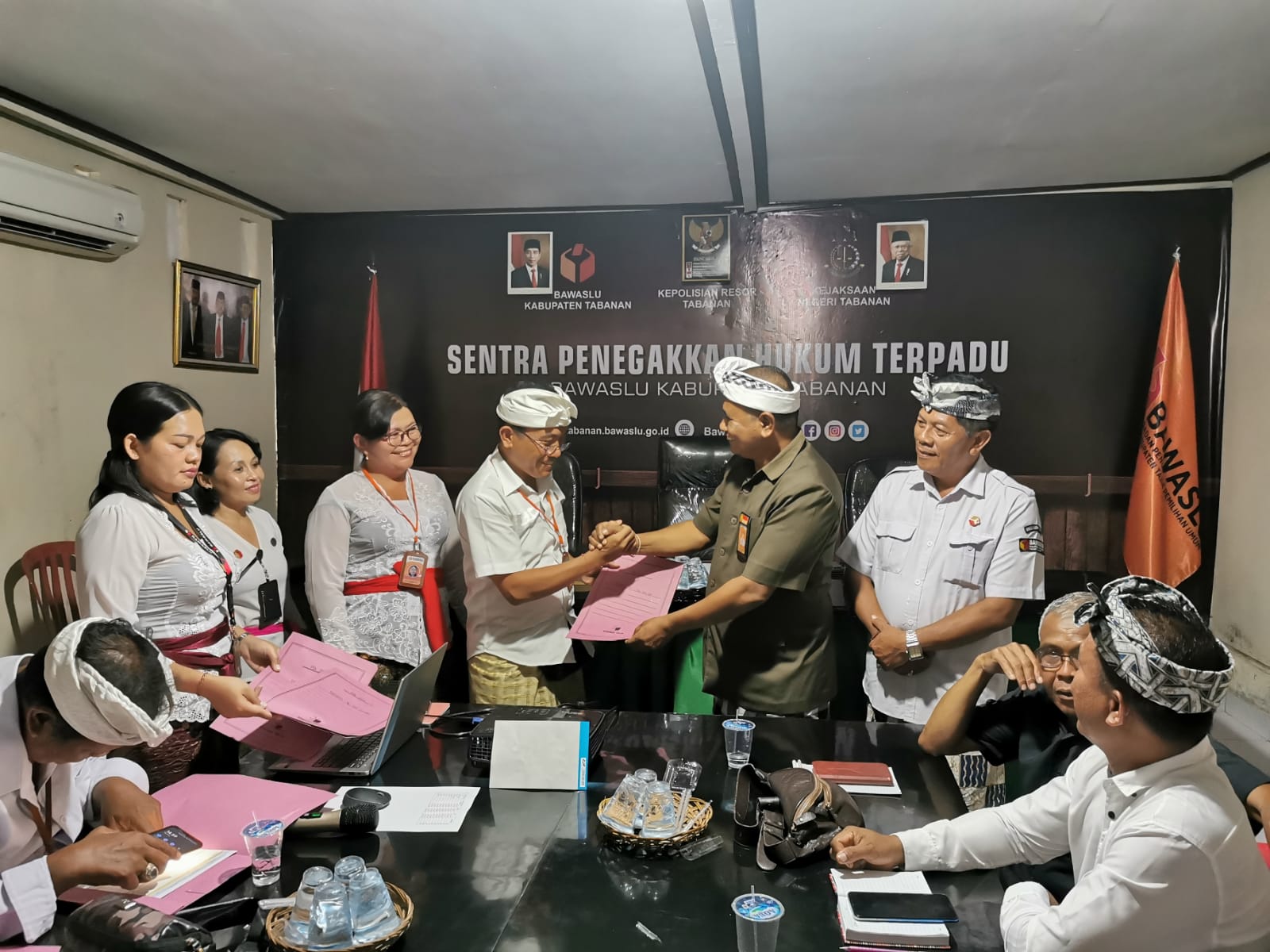 Bawaslu Tabanan bersama Panwaslucam se Kabupaten Tabanan melaksanakan penyerahan  POK