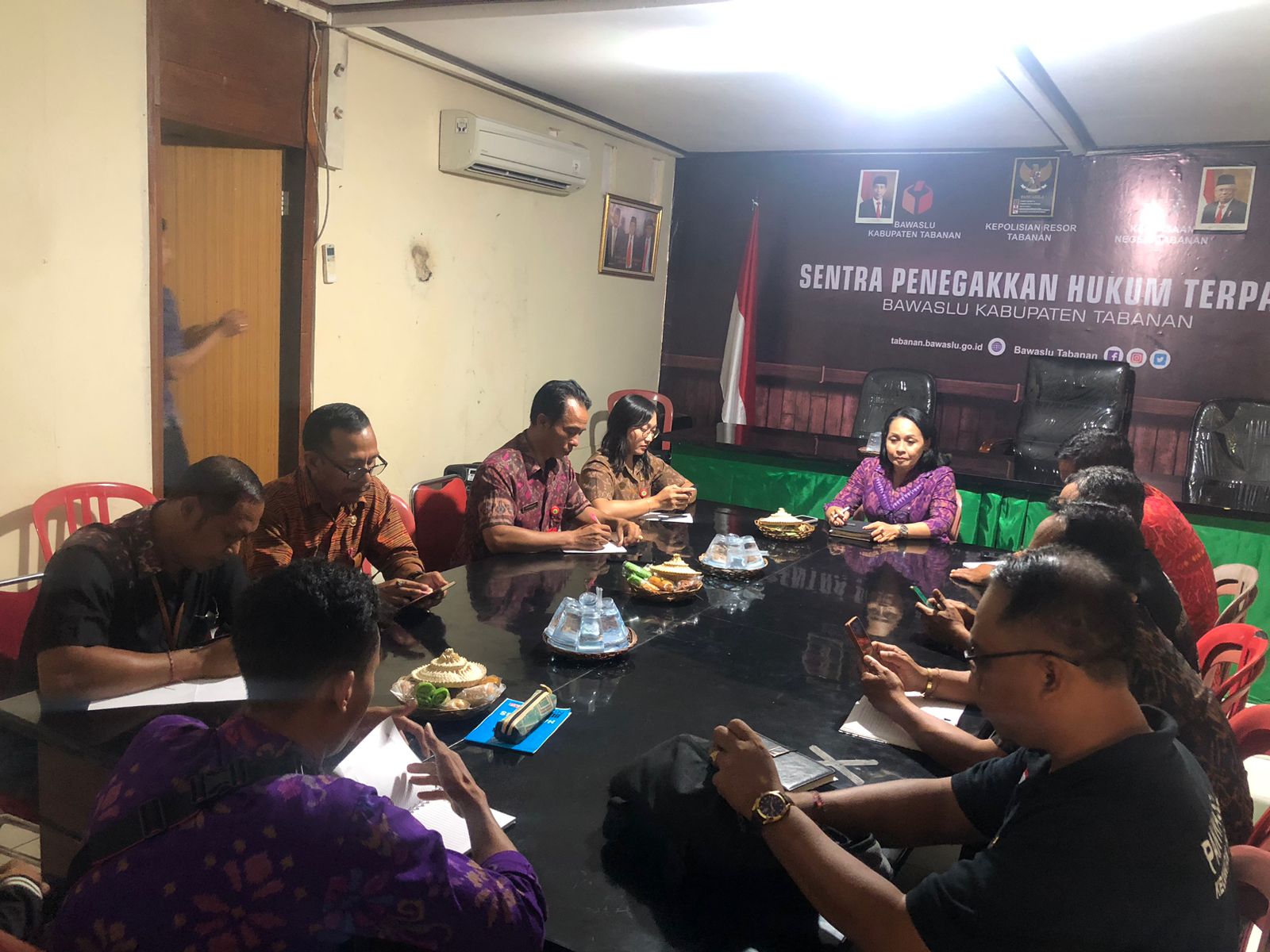 Rapat Persiapan Pelantikan PTPS, Bawaslu Tabanan bersama Kepala Sekretariat Panwaslucam 