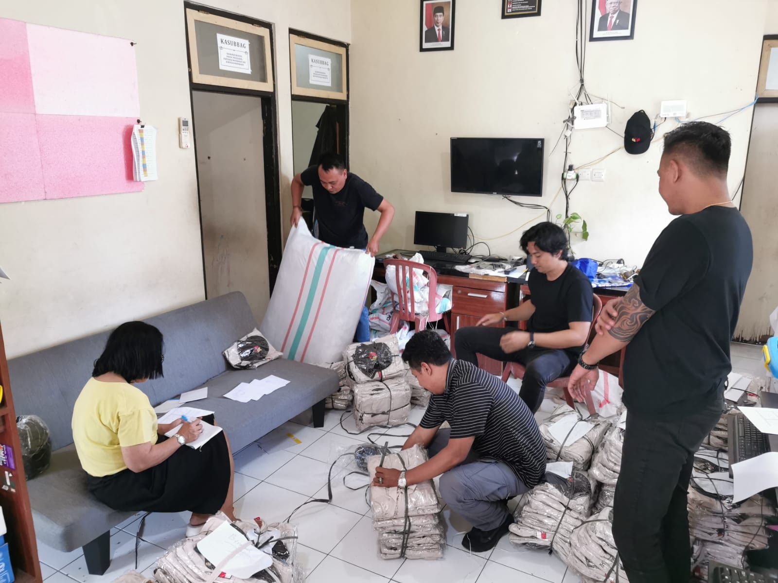 Bawaslu Tabanan mendistribusikan Rompi Penanda PTPS