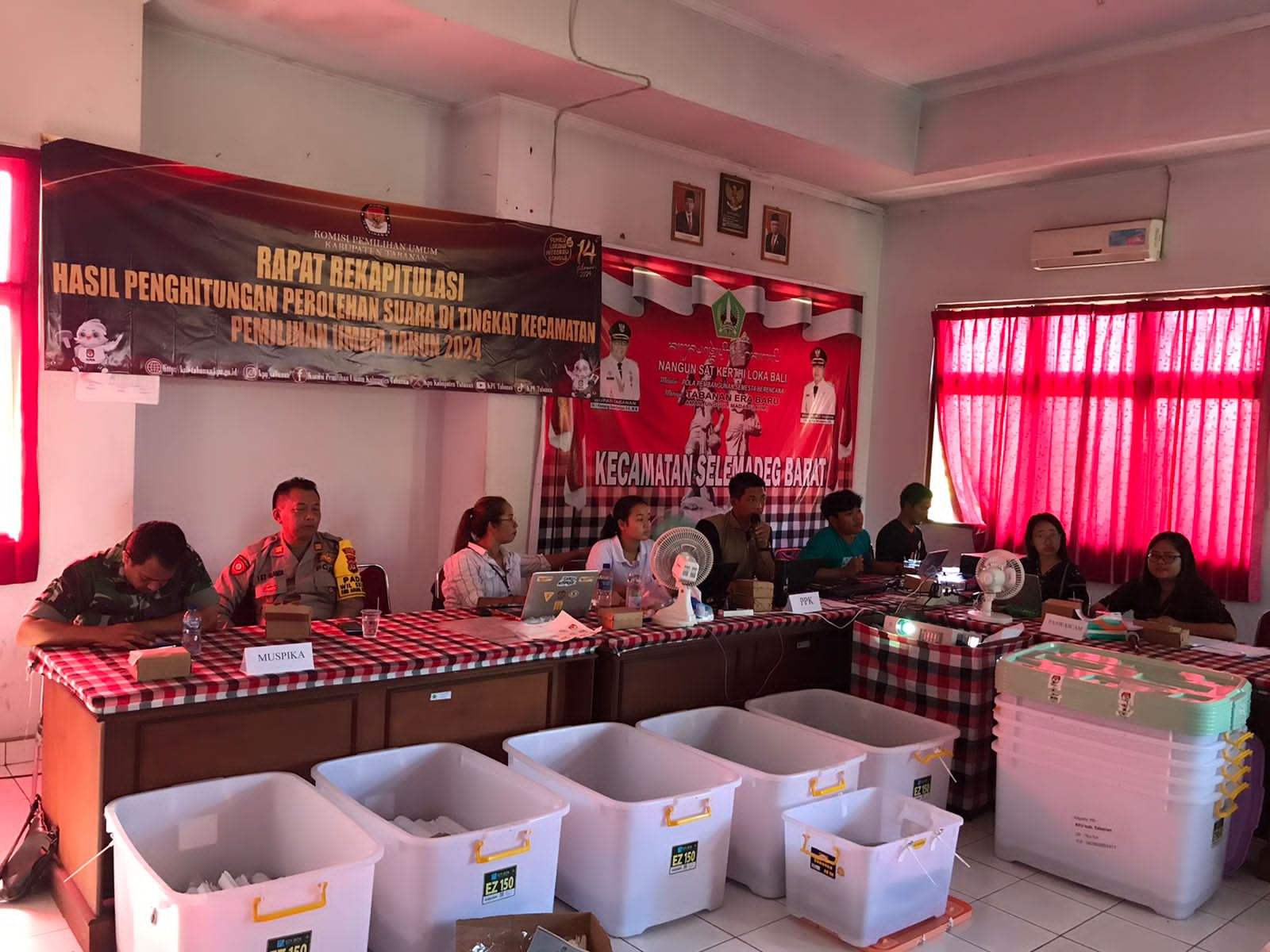 Pleno Rekapitulasi Suara di Kecamatan-Kecamatan Kabupten Tabanan, Bawaslu Tabanan hadir turut serta mengawasi. 