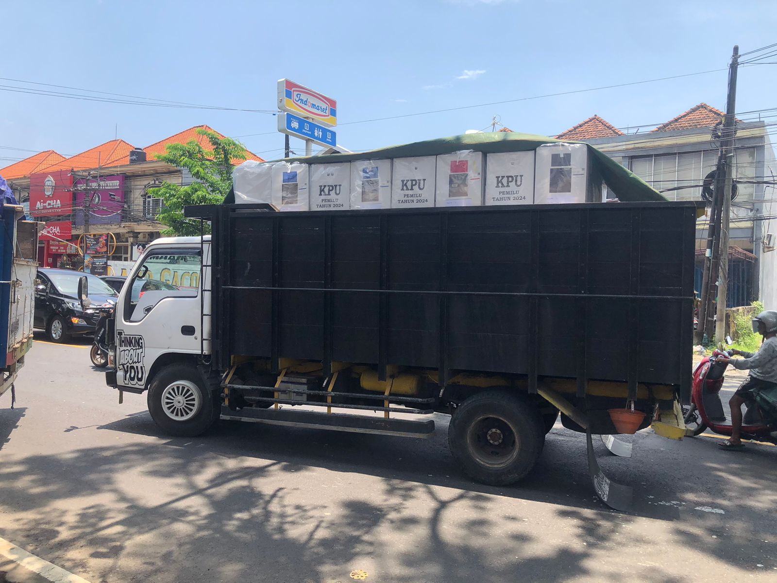 Pergeseran Kotak Suara dari Kecamatan Kerambitan ke Gudang Logistik KPU Kabupten Tabanan melaksanakan. 