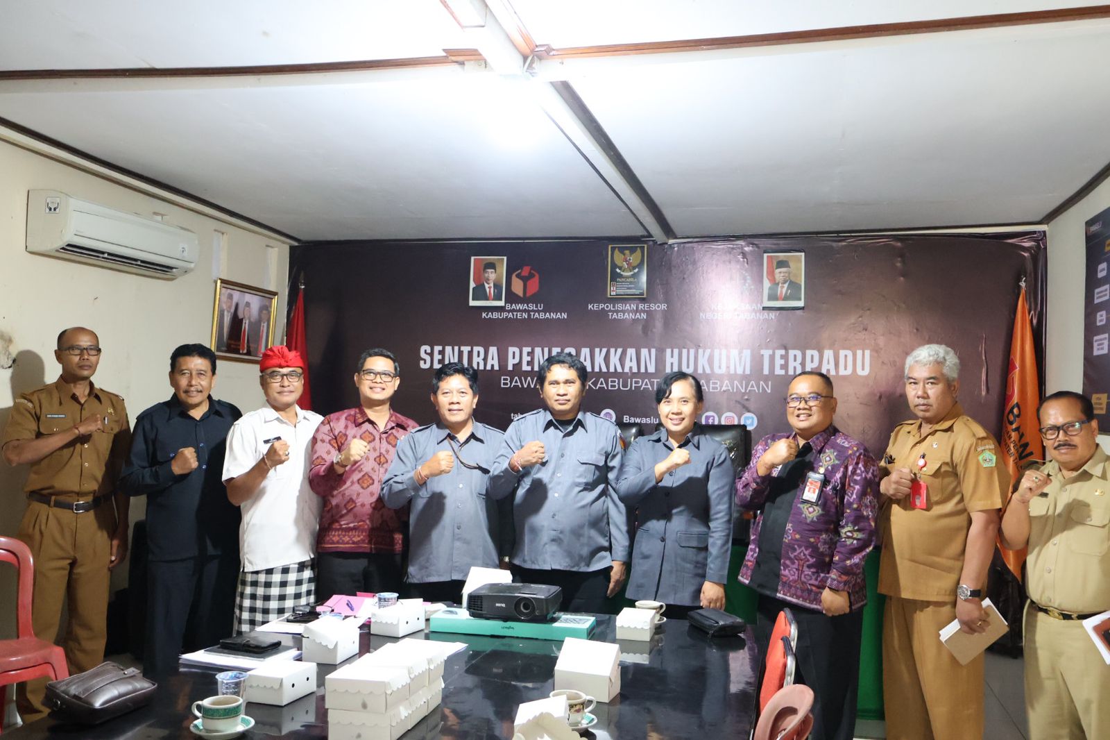 ASN Harus Netral dan Berliterasi Digital Jelang Pemilu dan Pilkada 2024 Bawaslu Gelar Rapat Koordinasi dan Konsolidasi Netralitas ASN, Kepala dan Perangkat Desa Jadi Pengawasan Bawaslu Tabanan