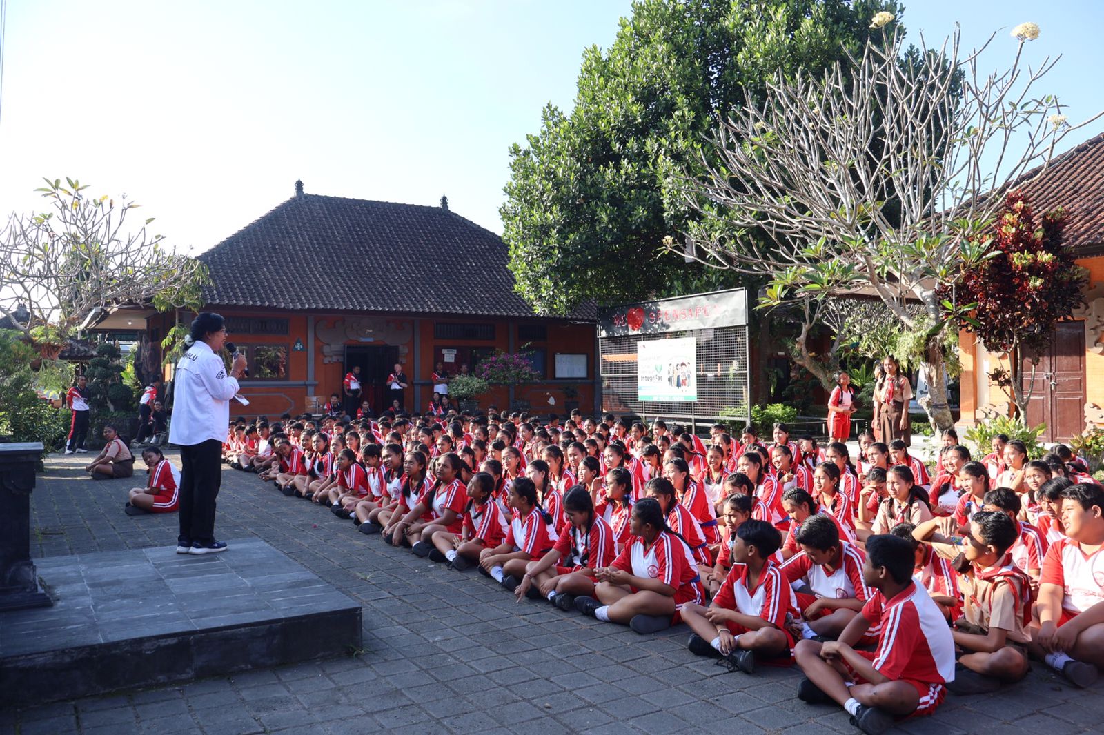 Bawaslu Tabanan Sosialisasikan Literasi Demokrasi di SMPN 1 Penebel
