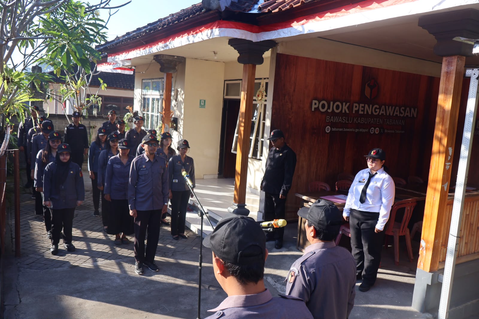 Apel rutin yang dirangkaikan dengan rapat koordinasi dan evaluasi sekretariat, Senin (10/8/2026).