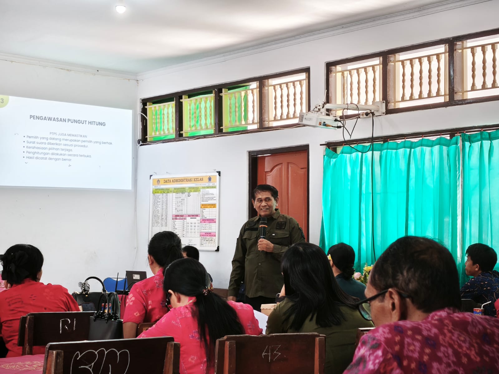 Bimtek Pemilos Serentak Tahun 2026 yang digelar di SMAN 1 Baturiti, Selasa (6/10/2026).