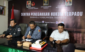 Bawaslu Provinsi Bali dan Polda Bali mengunjungi Sentra Gakkumdu Bawaslu Tabanan