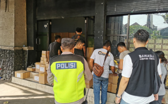 Bawaslu Kabupaten Tabanan melaksanakan Pengawasan Pengiriman Logistik 