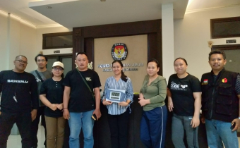 Turut Mengawasi penyerahan Laporan LPPDK, Bawaslu Tabanan hadir di KPU Tabanan hingga 23.59