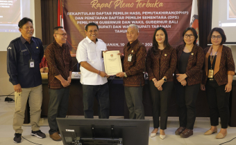 Rapat Pleno DPS, Bawaslu Tabanan Cecar KPU Tabanan Terkait Perubahan Data Rekap