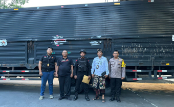 Ketut Narta, Ketua Bawaslu Kabupaten Tabanan ikut mengawal pengngiriman logistik. 