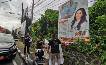 Masa Tenang, Bawaslu Kabupaten Tabanan turut serta Menurunkan Atribut Kampanye. 