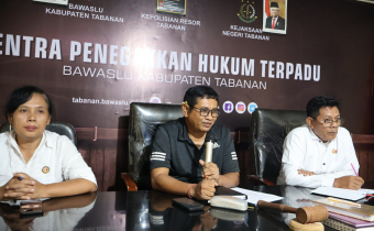 Tingkatkan Literasi Pemilihan, Bawaslu Kabupaten Tabanan Gelar Rapat dengan sekretariat dalam pemilihan serentak Tahun 2024