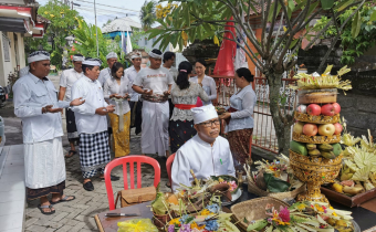 Piodalan, Bawaslu Kabupten Tabanan berdoa bersama. 