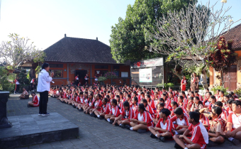 Bawaslu Tabanan Sosialisasikan Literasi Demokrasi di SMPN 1 Penebel